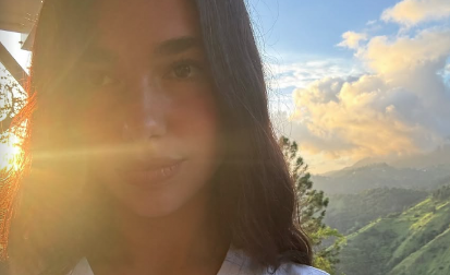 U donjem vešu na plažu: Ljudi ne veruju da se opet bruka, a pevačica nabacila osmeh na lice i...