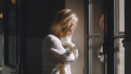 Život uložila u decu, a sada je ostavljena i sama: Sonja ležala nepokretna u kući, a njene ćerke, medicinske sestre, ni da priđu