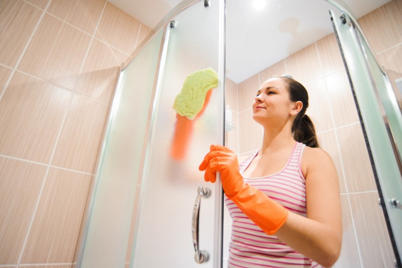 Vratite sjaj tuš kabini za 40 dinara: Treba vam samo 1 sastojak, skida kamenac kao magijom!