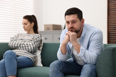 Razaraju brak polako, ali sigurno: 5 rečenica koje muževi mrze da čuju, a žene ih stalno izgovaraju