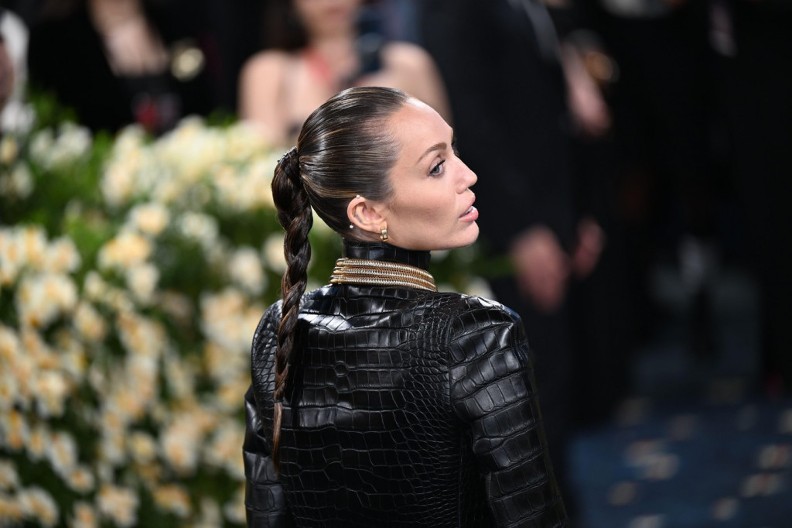 Gola i prljava: Pevačica se bez problema pojavila u javnosti u šok izdanju, a detalj na licu je bio šlag na torti