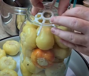 Ne postoji bolja zimnica: Bakin trik za barene paprike koje svi traže na slavi