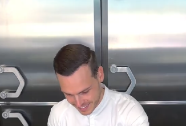 Ovaj dečko je genije: Uzeo par komada čokolade i napravio bickl koji stvarno radi, pogledajte to čudo!