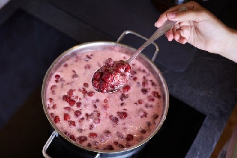 Neće više biti pene dok kuvate slatko: Žene u Srbiji kažu da im ovaj trik uštedi vreme pored šporeta