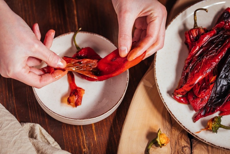 Iskusne domaćice otkrile brzo ljuštenje paprika: Kožica se maltene sama skida uz ovaj genijalan trik!