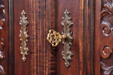 Starinski ormarić joj je sve vreme unosio jezu u kosti: Skupila je snage i provirila šta se nalazi unutra - bolje da nije!