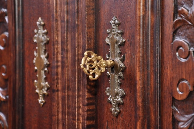 Starinski ormarić joj je sve vreme unosio jezu u kosti: Skupila je snage i provirila šta se nalazi unutra - bolje da nije!