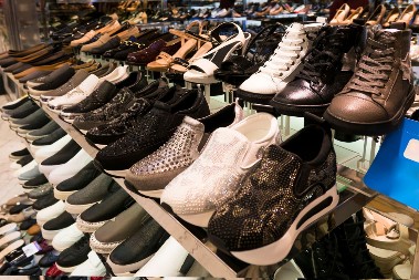 Obuća kojoj su se svi smejali sada se prodaje kao alva: Pred prodavnicama redovi, jedan model najviše kupuju lekari