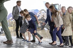 Ju, kakva slika! Kejt i Vilijam čestitali sinu 7. rođendan ovom fotografijom, svi su gledali u njegov osmeh