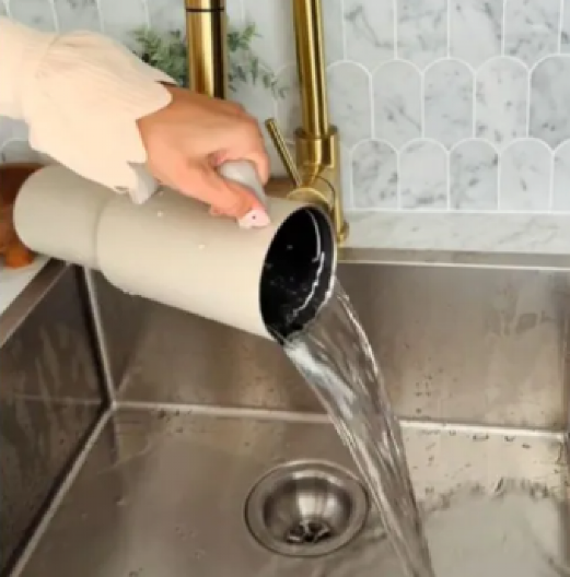 Praznu flašu isperite samo jednim sastojkom: Rešićete se neprijatnog mirisa i bakterija koje u njoj vrebaju