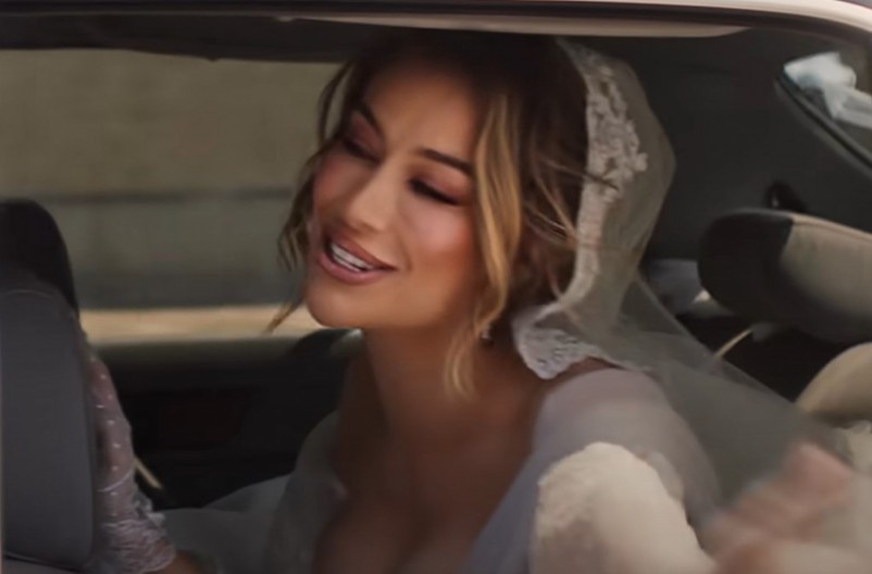 Očekivali ste mini haljinu, ali ona zasenila odelom: Svi gledaju u mamu Tee Tairović, niko je u ovome nije očekivao — DOMINIRA