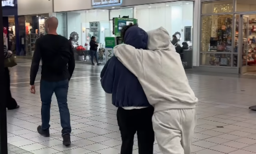 Ponašaju se kao deca: Slavni par šokirao fanove ovim pozama, muzičar stao na sve 4, a ona...