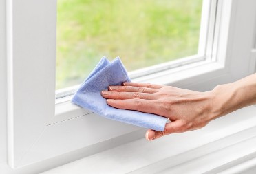 Čišćenje PVC stolarije nikad nije bilo lakše: Ovo prirodno sredstvo skida fleke kao od šale!