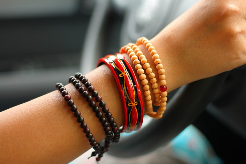 Ne vole ih sve žene, ali ove godine se otimaju za njih: 5 stilova narukvica koje će "podići" svaki autfit