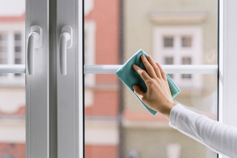 Pranje prozora bez muke: Uz 1 sredstvo koje imate u kući, zablistaće očas posla!