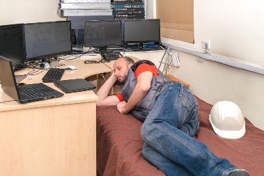 Da li biste spavali u firmi kao i on? Ovakav način života mu pomogao da izađe iz dugova, evo kako mu je u ovoj situaciji