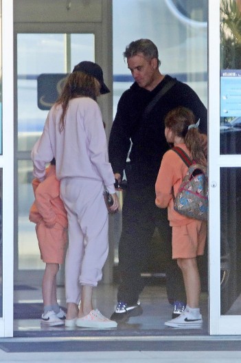 Ženu ni da pipne, ali zato sa taštom spava u krevetu na njene oči? Pevač ima probleme sa hormonima, evo kako to rešava