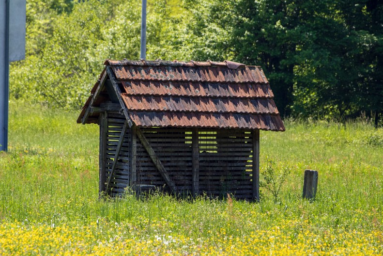 Pukla bruka u selu kod Topole: Nahvatali ih u ambaru, ona udata, a on joj venčani kum, tajna prsla kao tikva!