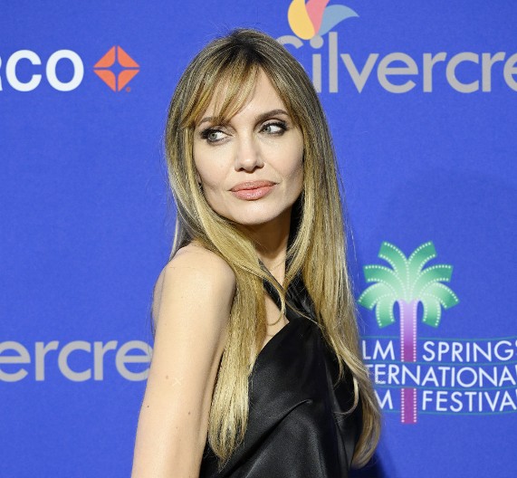 Anđo, ti li si? Glumica skroz promenila i boju i dužinu, duga šatirana kosa sada je prošlost!