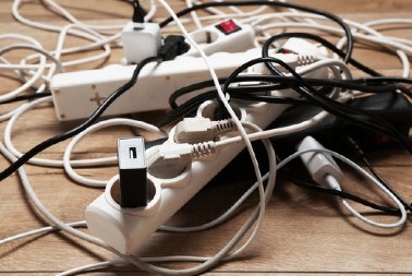 Izluđuju vas zapetljani kablovi koji se vuku po podu? Ovaj trik će vas spasiti nereda - a neće vas koštati ništa