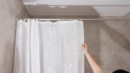 Ne bacajte je: Zavesa u tuš kabini se bar lako pere, samo dodajte ovaj proizvod u veš mašinu