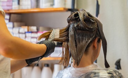 Ova nijansa plave kose čini da izgledate starije: Poznati frizer kaže da je najgori izbor posle 50. godine