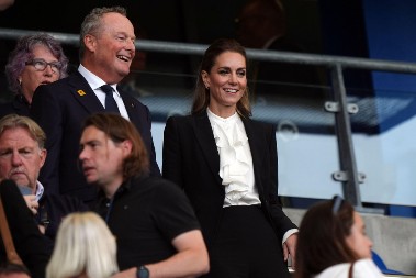 Bela košulja koju Kejt Midlton obožava: Izgleda moćno, savršena je za posao, ali i za svečane prilike