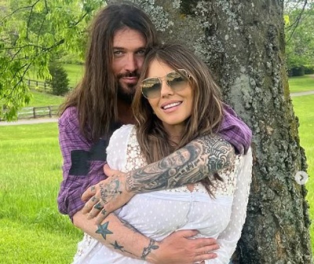 "Očajna ili zaljubljena?" Elizabet Harli blista u zagrljaju oca Majli Sajrus – novi detalji iz hit afere, internet gori od komentara