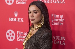 Najomraženija Albanka u Srbiji ponovo šokira: Zmijska haljina uz telo sve otkrila - i mikro tange i gole grudi!