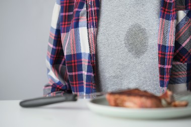 Od kečapa, senfa, mesa... Kako se najlakše uklanjaju masne fleke od roštilja?