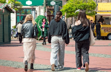 Beograd kao modna pista - Od kaldrme do catwalk-a: Kako srpske trendseterke stapaju street style i visoku modu, iliti kako sa malo para izgledati kao "milion dolara"