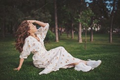 Ovaj trend je nepobediv: Povratak 'bakine haljine' osvaja ulice, zaludela i studentkinje i žene koje biraju visoku modu