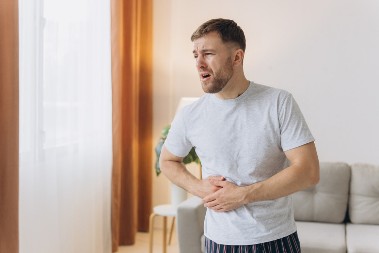 Simptomi oštećene jetre: 5 neobičnih znakova koji deluju bezazleno, ali su opasni