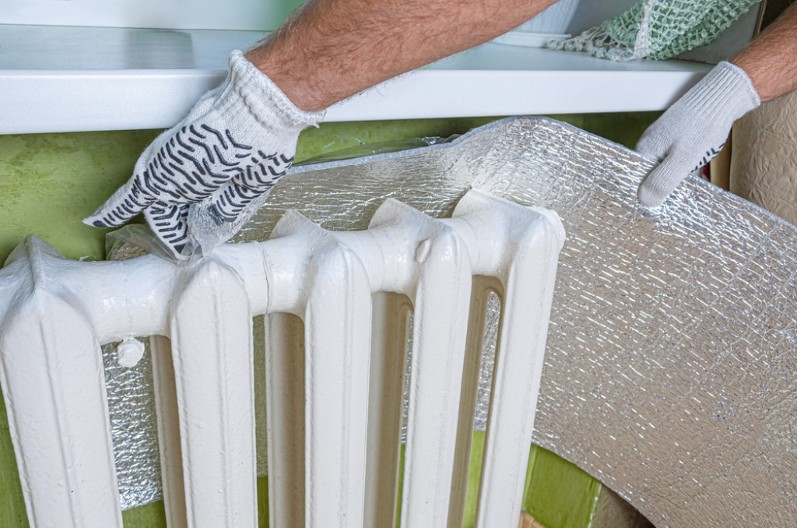 Toplota ostajе u kući, računi za grejanje idu dole: Evo šta obična folija radi vašem radijatoru