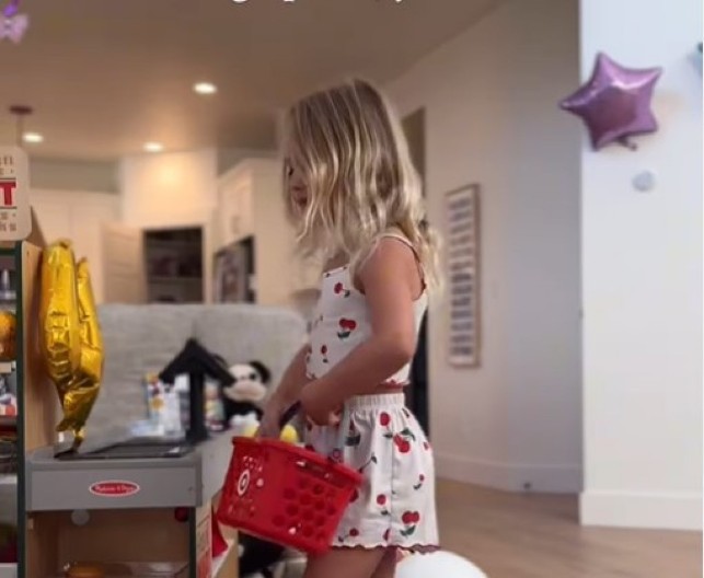 Ćerku su mi izbacili iz vrtića jer nije bila "pristojno obučena": Evo pogledajte šta sam joj obukla, ja ne vidim ništa sporno!