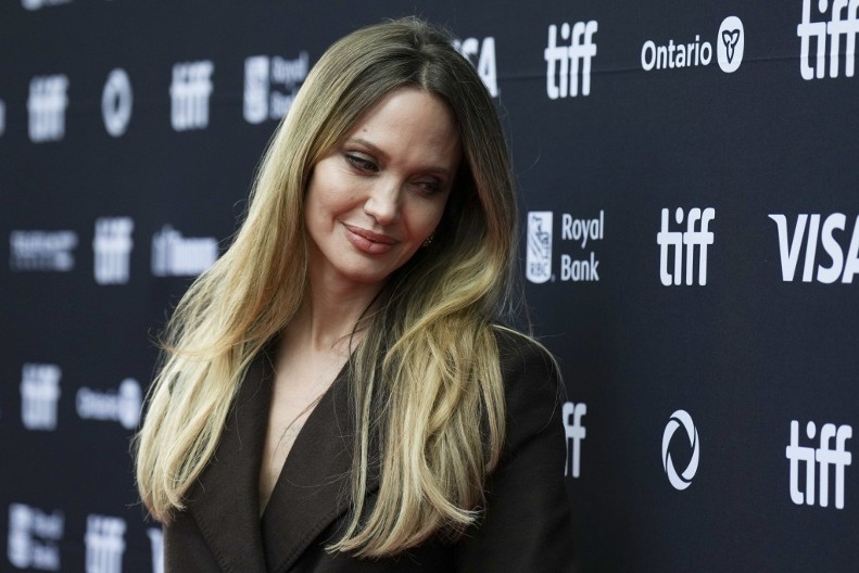 Muškarac iz publike postavio pitanje Anđelini Džoli, ona počela da plače: Pogledajte trenutak kada se rasula na komade!