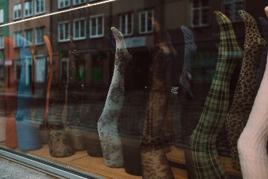 Obilazili ih u širokom luku, a sada se žene otimaju: Ovo su "zavodnica čarape" koje niko nije hteo da nosi — hit su 2025. godine