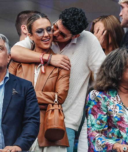 Miljenica Srba potvrdila vezu sa 12 godina mlađim glumcem! Pred svima na tribinama razmenjivala vrele dodire sa crnokosim frajerom!