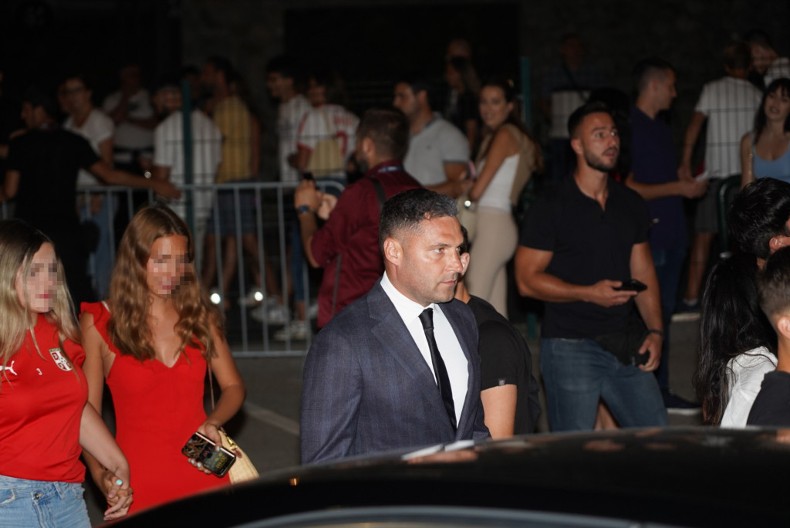 Besprekorno stilizovane, a da vidite tek ove baletanke: Nika Tošić u laganoj odeći, ali Atinin autfit možete iskopirati na keca, sveden i upečatljiv