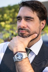 Želi da bude dobar muž, ali mu ne ide: Muškarac (38) plaća za intimne odnose drugoj, dok ga kod kuće čekaju žena i deca