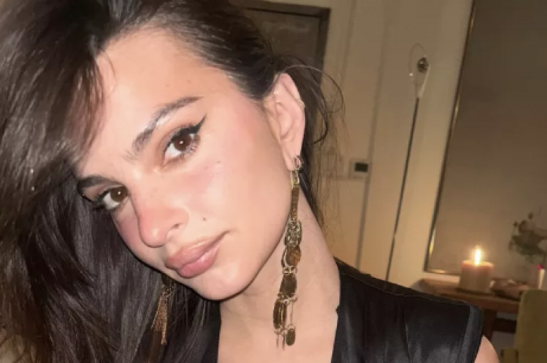 Nema greške sa malom crnom haljinom: Stoji kao salivena i prikriva nesavršenosti, dok svileni materijal čini da se osećate kao boginja