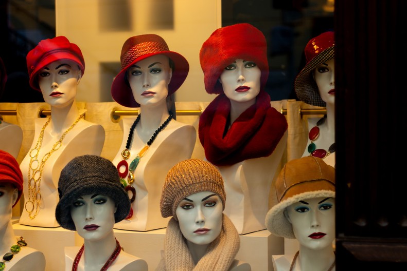 Okačio obaveštenja u izlog — svi odmah popadali od smeha: Samo je hteo da upozori kupce, ali napisao urnebesnu stvar