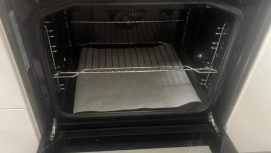 Stavila je papir za pečenje na dno rerne: Kad vidite rezultat, odmah ćete uraditi isto