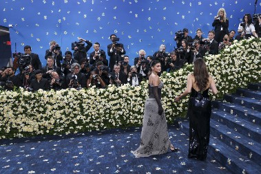 Providna haljina i grudi na izvolite: Najmlađa milijarderka pokazala moćan stil na crvenom tepihu, svi su gledali u ovaj detalj