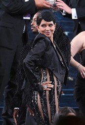 "Ženo, gde si pošla bez gaća?" Hale Beri potpuno ogolila intimne delove, nema ko se nije zacrveneo kad se ona pojavila!