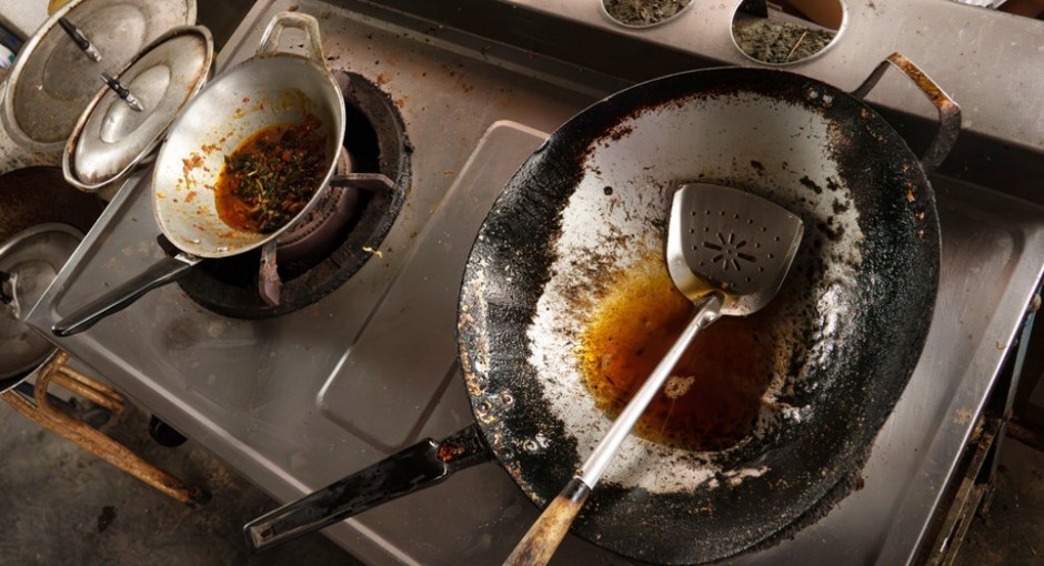 OPASNOST U VAŠOJ KUHINJI Crno posuđe može izazvati hormonske poremećaje – Stručnjaci upozoravaju na ozbiljne posledice