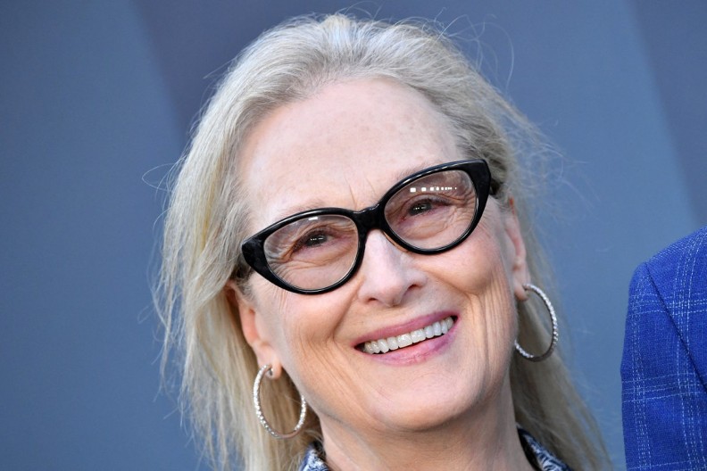 Dohvatili se na sred ulice: Meril Strip u javnosti razmenjivala strasti sa čuvenim glumcem, konačno odgovorili na glasine