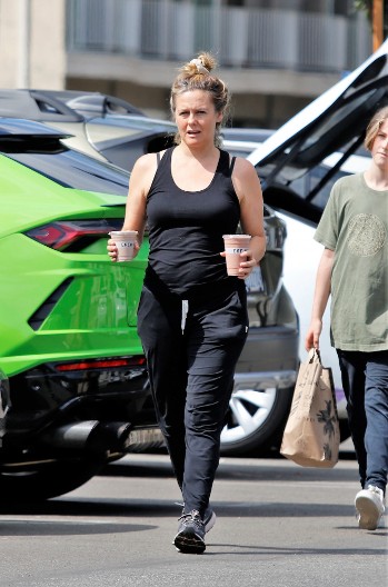 Kupa se sa sinom (13) i spavaju u istom krevetu: Javnost se krsti zbog priznanja slavne glumice, ali to nije sve...