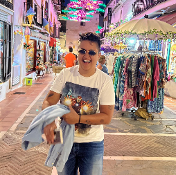 Ne voli suknje, ne voli štikle, ali zato obožava... Odelo Marije Šerifović sužava u struku, idealno za niske žene, a boja — ističe ten