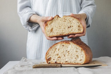 Ne bacajte bajati hleb: Genijalan trik mu vraća svežinu za 5 minuta, biće mek kao duša!